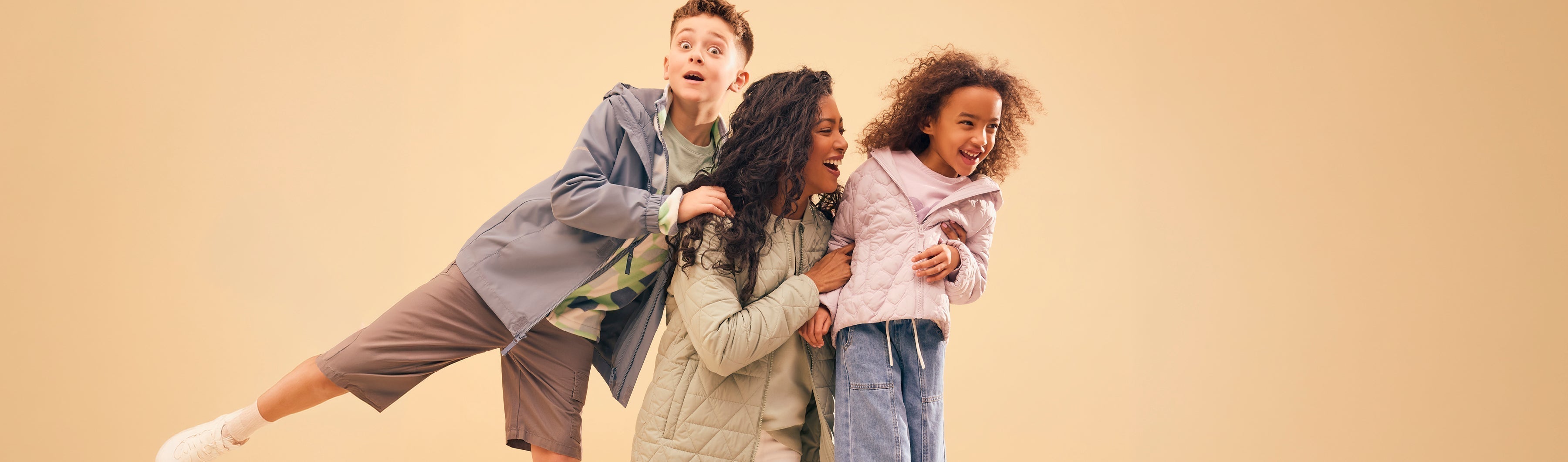 Ados et enfants portant des vestes légères de printemps – collection mi-saison Aubainerie